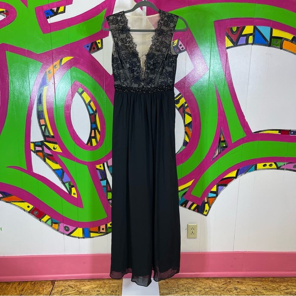 Bee Darlin, Sleeveless Lacey Dress. Size 5/6. In good used condition!